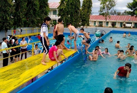 Hàng ngày bể bơi thu hút hàng chục em nhỏ đến vui chơi và đăng ký học bơi
